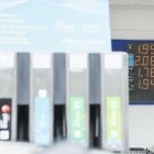Una gasolinera marca el combustible diésel por encima de los dos euros/libro este domingo.
