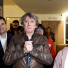 El candidato a la Presidencia de la Junta, Carlos Martínez, a su llegada al hotel en la noche electoral acompañado de Daniel De la Rosa.