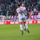 Diego Collado y Rafa Tresaco celebran el gol anotado por Iván Calero ante el Racing.