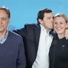 Alfonso Fernández Mañueco entre Isabel Blanco y el presidente del PP de Salamanca.