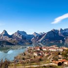 Vista general de Riaño con el embalse y la montaña leonesa al fondo, uno de los paisajes más reconocibles de la provincia.