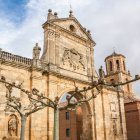 El arco del antiguo Monasterio de San Benito recuerda el esplendor monástico que marcó la historia agrícola de Sahagún