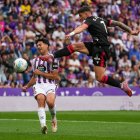 Diego Collado anotó el único gol del partido, como muestra la imagen, que dio la victoria a la Cultural ante el Real Valladolid en el José Zorrilla.