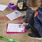 Un grupo de niños repasa música en el patio de su colegio.