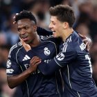 Vinicius es felicitado tras anotar el brasileño uno de sus dos goles al Manchester City.