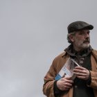 Francisco Narla junto a su última publicación.
