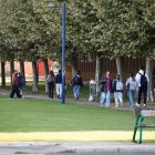 Alumnos de la Universidad de León en la campa entre Filosofía y Biológicas.