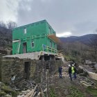 Labores de construcción de una de las 9 casas privadas prefabricadas que se levantan en Lusío.