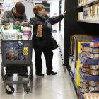 Dos consumidores compran en un súper.