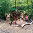 Imagen de una de las cabañas con los niños jugando.