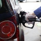 Una persona reposta este viernes en una gasolinera de Madrid.