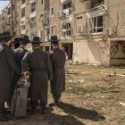 Entre escombros y vehículos calcinados, los vecinos de la localidad del sur de Israel Dimona, conocida por su proximidad a una instalación nuclear, tratan de rescatar lo que queda de sus hogares tras el impacto este sábado de un misil iraní, que dejó decenas de heridos y una estela de destrucción en la zona