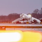 Estado en el que quedó el avión tras el choque con el camión de bomberos.