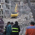 Un grupo de rescatistas trabaja entre los escombros de un edificio de Teherán.