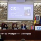 El presidente del CIS, José Félix Tezanos (d) junto a la catedrática de Sociología de la Universidad Carlos III de Madrid, Constanza Tobío (c), presenta este lunes la obra España 2025. Estructura y cambio social, un estudio en el que 146 especialistas analizan los procesos estructurales, demográficos, económicos, políticos y culturales que han configurado el país. EFE/ Rodrigo Jiménez