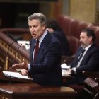 El presidente del Partido Popular, Alberto Núñez Feijóo, interviene durante una sesión de control al Gobierno, en el Congreso, a 25 de marzo de 2026, en Madrid (España).