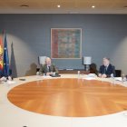 El presidente del PP de Castilla y León, Alfonso Fernández Mañueco, acompañado por miembros de su formación, se reúne con el candidato de Vox, Carlos Pollán, y otros dirigentes de este partido.