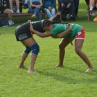 Uno de los combates en la categoría femenina en un corro de lucha leonesa.