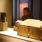 Vitrina con algunos de los tesoros de la exposición.