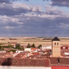 El pueblo de Valderas en la región de Tierra de Campos, España. Esta región de vastos horizontes y campos de cultivo de cereales se extiende a lo largo de cuatro provincias del centro y noroeste de España