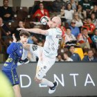 Adri Fernández en un partido con el Ademar.