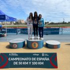 Marta García, en el centro, con su medalla de oro.