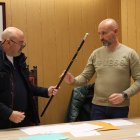 David Sánchez (d) recibe el bastón municipal como nuevo alcalde de Gradefes.