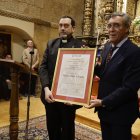 Manuel Santos Fláker recibe la distinción de ‘Personaje Singular' de la Semana Santa de León.