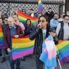 Awen LGTBI+ León organiza una concentración de rechazo a la agresión sufrida por una joven trans en un establecimiento hostelero de La Bañeza.