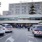 Expectación ante el centro sanitario donde Noelia recibió la eutanasia este jueves.