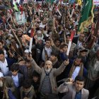 Partidarios hutíes gritan consignas y levantan sus armas durante una protesta contra Israel.