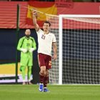 Oyarzabal celebra uno de sus dos goles a Serbia.