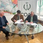 Momento de la firma del convenio.