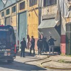 CEUTA (ESPAÑA), 29/03/2026.- La Policía Nacional española cromprueba este domingo una de las dos naves enlazadas entre sí un posible narcotúnel utilizado para pasar droga de Marruecos a Ceuta. Los agentes de la Unidad de Drogas y Crimen Organizado (Udyco) de la policía realizaron ayer sábado una operación antidroga que se ha saldado con la detención de 16 personas, según adelantó el diario local "El Faro de Ceuta" y confirmaron a EFE fuentes policiales. EFE/ Reduan Dris