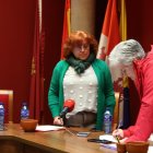 La nueva alcaldesa, Vicenta García, -al fondo-, junto a la secretaria municipal