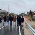 Autoridades en la carretera objeto de intervención.