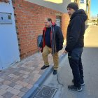 El alcalde visita la calle arreglada.