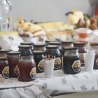 La feria ofrece degustaciones de lso distintos tipos de miel.