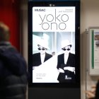 Cartel de la exposición dedicada a Yoko Ono.
