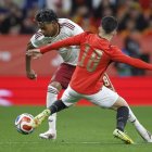 Lamine Yamal trata de superar a un rival en un lance de juego de la primera parte.