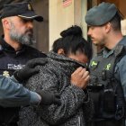 La mujer condenada por asesinato a prisión permanente revisable por arrojar en noviembre de 2023 a su bebé a un contenedor en Porto Cristo es escoltada este jueves por miembros de las fuerzas de seguridad tras ser detenida ayer en Manacor (Mallorca). EFE/ Miquel A. Borràs.