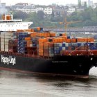 Un barco con contenedores llega al puerto de Hamburgo.
