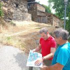Iván Alonso en Montes de Valdueza con el alcalde pedáneo.