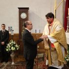 el alcalde de Ponferrada recibe las llaves del sagrario de la basilica de la Encina semana santa de Ponferrada foto Luis de la Mata