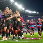 Los jugadores de la Cultural celebran el triunfo logrado en Valladolid en la primera vuelta.
