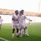 Homam y Chacón celebran el gol de la victoria con su autor Chacón.