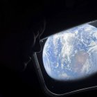 Así se ve la Tierra desde la nave Orión.  Los astronautas dentro de la nave.  Así veían la Luna los atronautas este sábado.