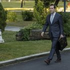 El nuevo vicepresidente primero del Gobierno y ministro de Economía, Comercio y Empresa, Carlos Cuerpo, a su llegada el martes a la reunión del Consejo de Ministros en el Palacio de la Moncloa antes de la Semana Santa, una cita en la que Cuerpo se estrena como vicepresidente primero y Arcadi España, como titular de la cartera de Hacienda tras la salida de María Jesús Montero del gabinete.