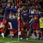 El polaco Lewandowski celebra el gol de la victoria con sus compañeros.