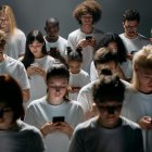 Un grupo de personas interactuando a través de las redes sociales.